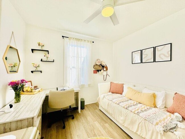 Building Photo - 4 Bedroom 2 Bath Bungalow, in Forsyth Park- Available Jan 3rd!!!