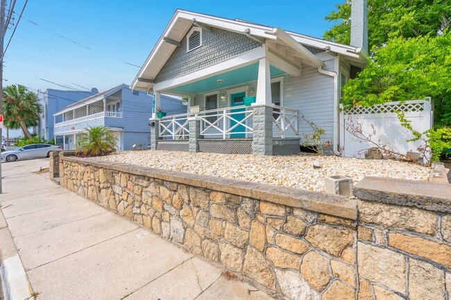 Building Photo - Charming 2 Bed, 2 Bath Home Near the World...