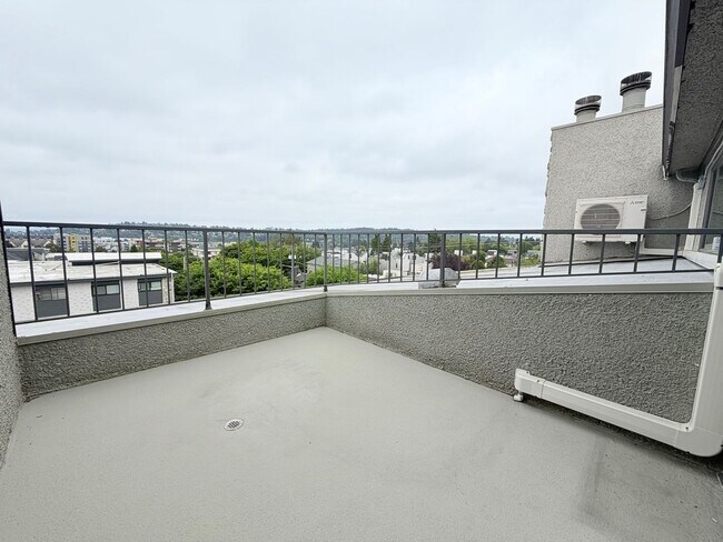Building Photo - Bright Penthouse Corner Unit w/Garage Parking included - Panoramic Views in Ballard!