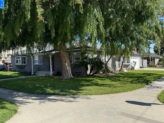 Building Photo - Beautiful 3 bedroom 2 bath Pool Home...  this one is a SHOW STOPPER