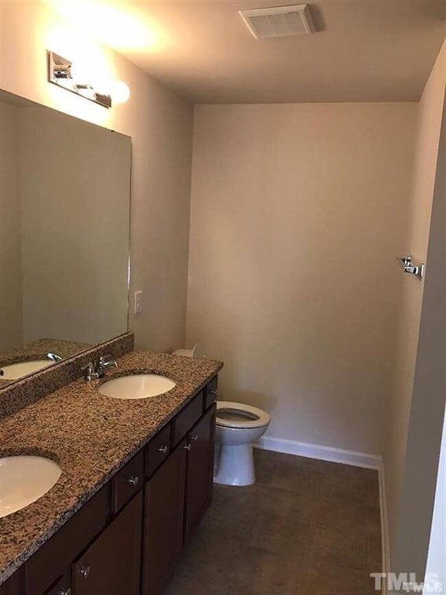 Building Photo - 704 Denhoff Dr