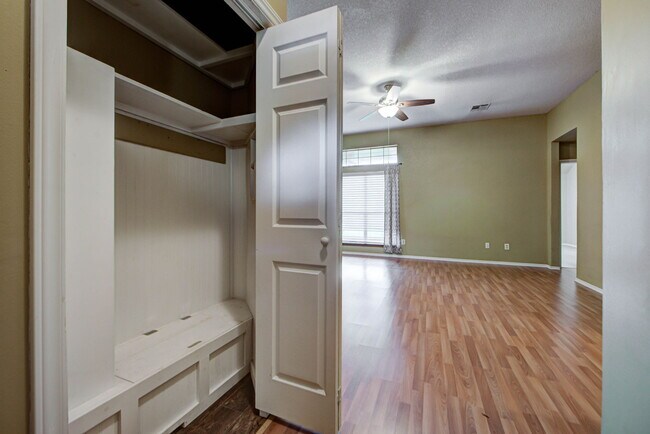 Building Photo - 2912 Edinburg Dr