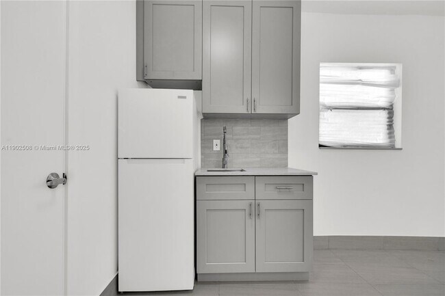 Building Photo - 13390 NE 6th Ave