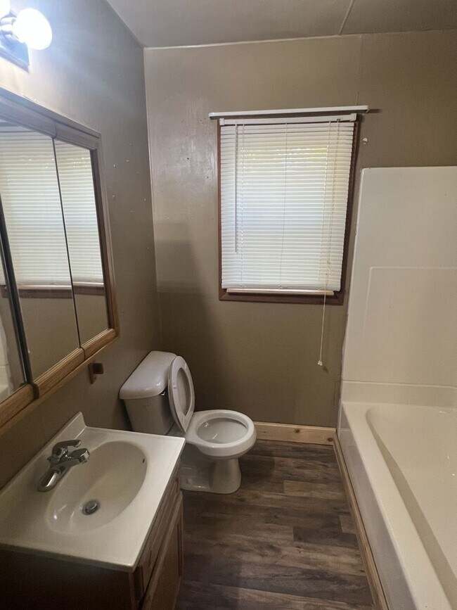 Building Photo - 2 Bedroom, 1 Bathroom House with a Garage ...