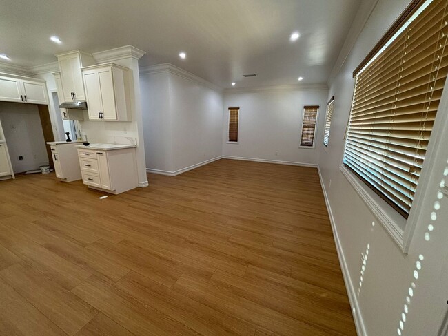 Building Photo - Beautifully Remodeled 3-Bedroom Upstairs H...