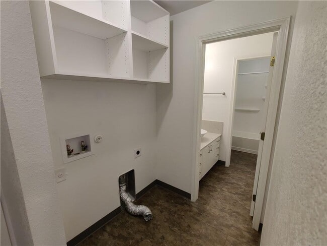 Building Photo - 702 W 6th St