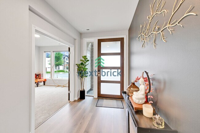Building Photo - 4 BED & 2.5 SINGLE FAMILY HOUSE FOR RENT