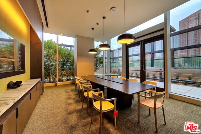 Building Photo - 889 Francisco St