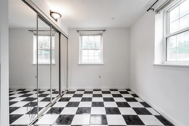 Building Photo - 10 Colonial Village Dr