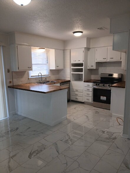 Building Photo - 1703 W Oak Ave