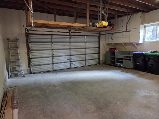Building Photo - Two bedroom furnished home in a quiet area