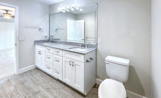 Building Photo - 13963 Lake Point Dr