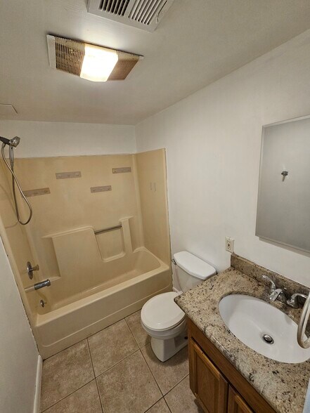 Building Photo - 806 W Oak Ln