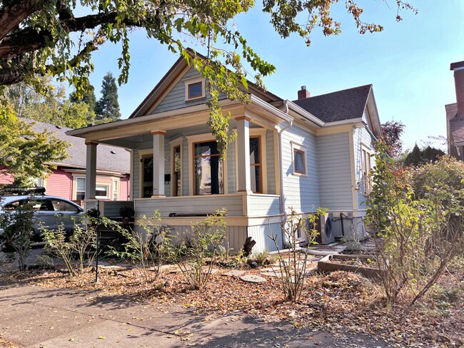 Building Photo - 1204 SE Bidwell St