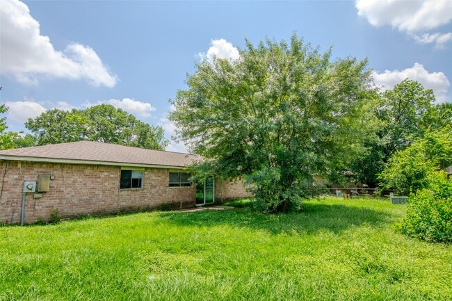 Building Photo - 9311 Golden Wood Ln