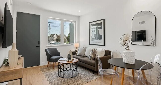 Building Photo - Luxury New Construction Townhome