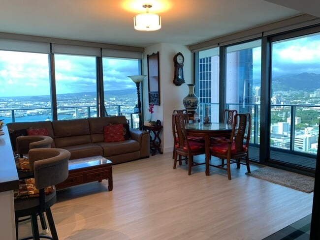 Primary Photo - Fully Furnished 2B+office/2 BA/1 Parking o...