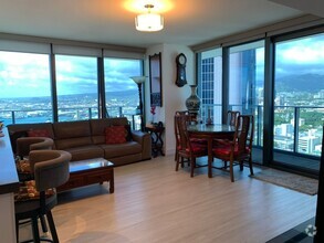 Building Photo - Fully Furnished 3 BR/2 BA/1 Parking on Hig...