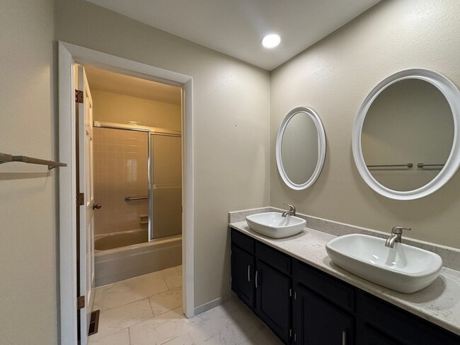 Building Photo - Large 3 bedroom, 2.5 bath townhome with 2-car garage!