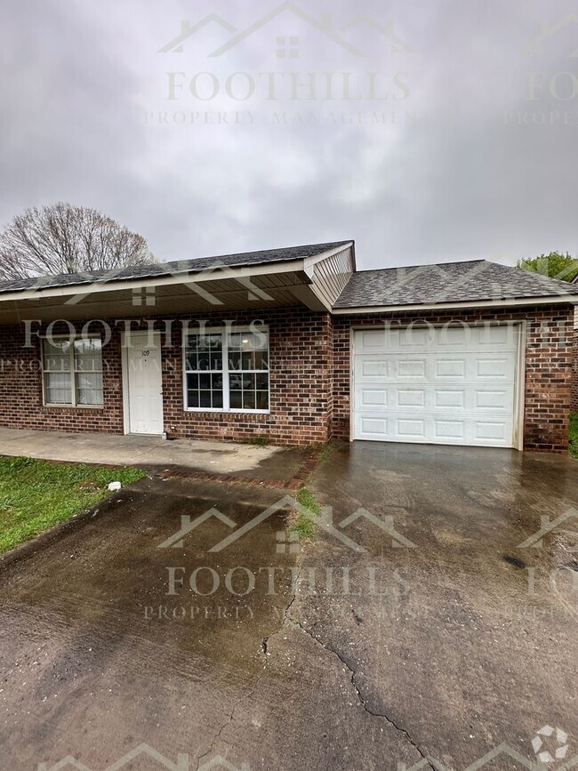 Building Photo - 2 Bedroom Duplex off Hwy 29 S