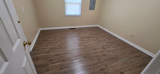 Building Photo - READY TO MOVE IN! 3 BEDS/2 BATHS!