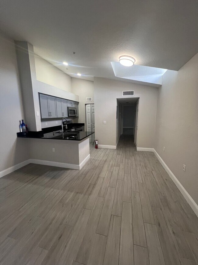 Building Photo - Modern 1-Bedroom Condo with Resort-Style Amenities in Gated Orlando Community