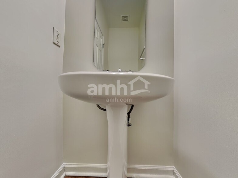 Building Photo - 5716 Running Fox Ln