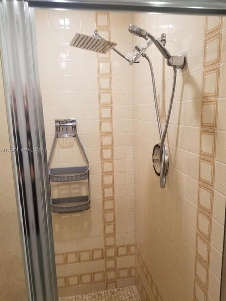 Building Photo - 2500 Parkview Dr