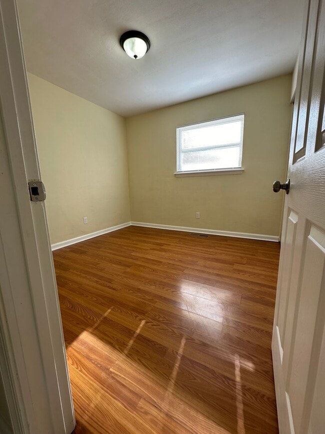 Building Photo - Malibu-4 Bedroom 2 Bath Single Family home