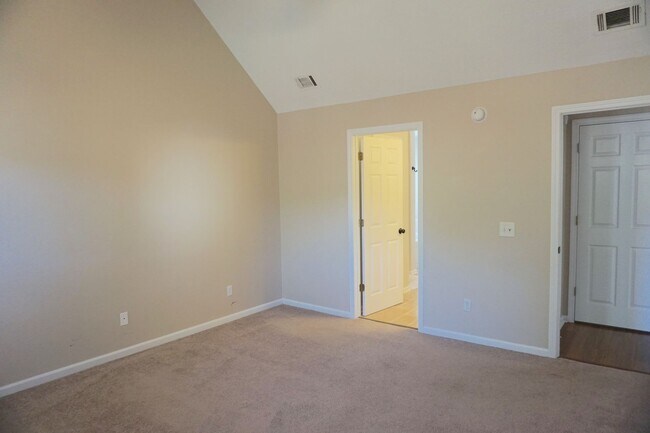 Building Photo - 3 BED | 2.5 BATH | POOLER