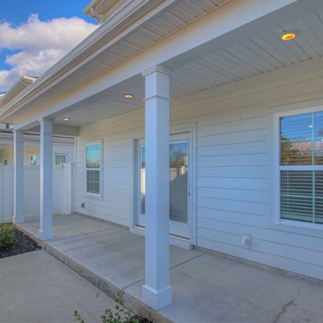 Building Photo - Upgraded, Luxury Townhouse