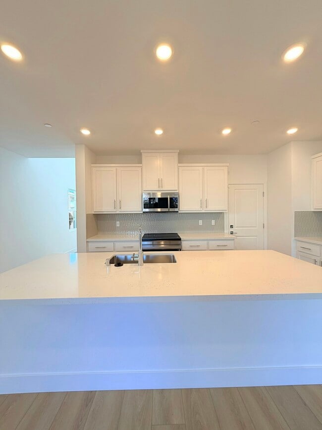 Building Photo - 397 N Paso Robles Dr