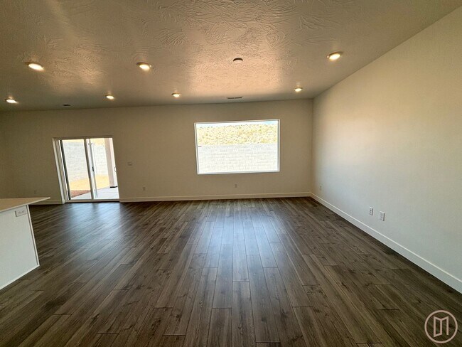 Building Photo - LIKE NEW Home in Long Valley!