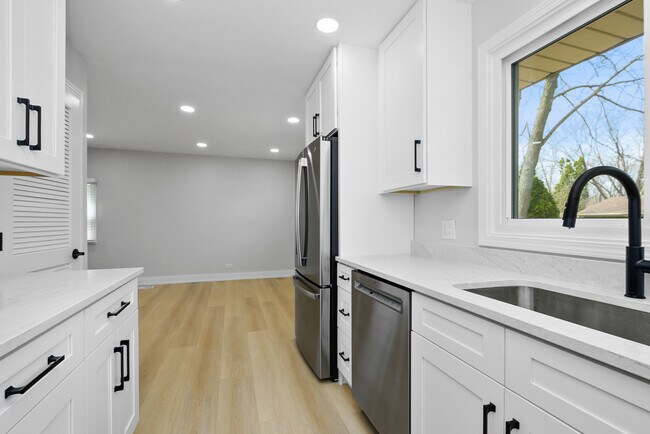 Building Photo - 7800 W Kingston Dr