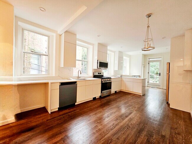 Primary Photo - 1726 Beacon St