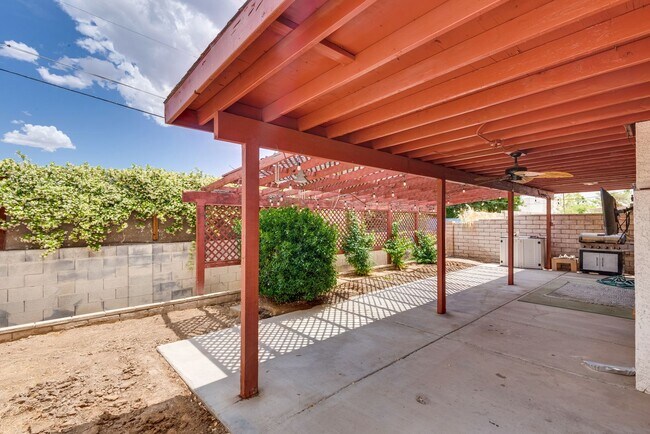 Building Photo - Gated community/pool