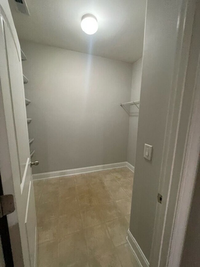 Building Photo - ***** READY TO MOVE IN *****