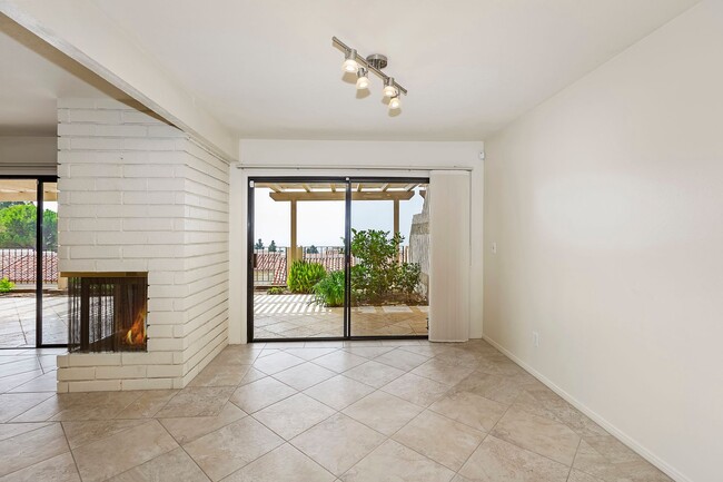 Building Photo - Gorgeous 2 bedroom, 2 bath in the hills ab...