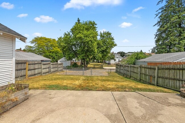 Building Photo - 220 Valley Ave SW