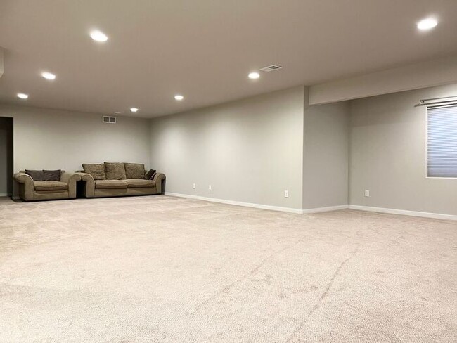 Building Photo - 5 Bedroom/4 Bathroom Ranch Style Home Loca...
