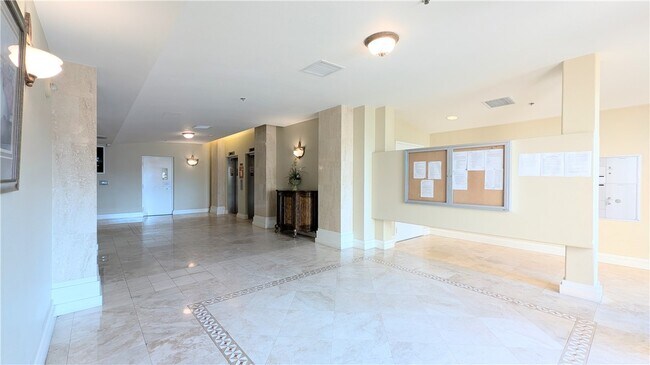 Building Photo - 580 W Main St