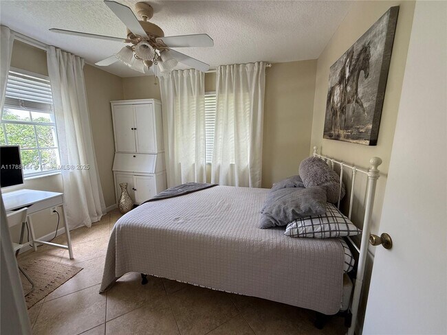 Building Photo - 559 Waterside Dr