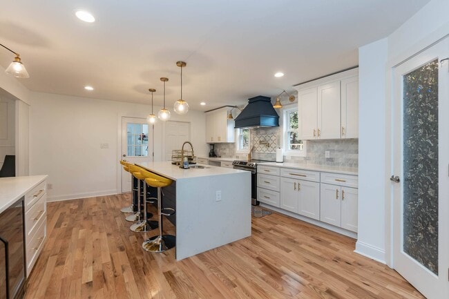 Building Photo - 4200 Pickwick Dr