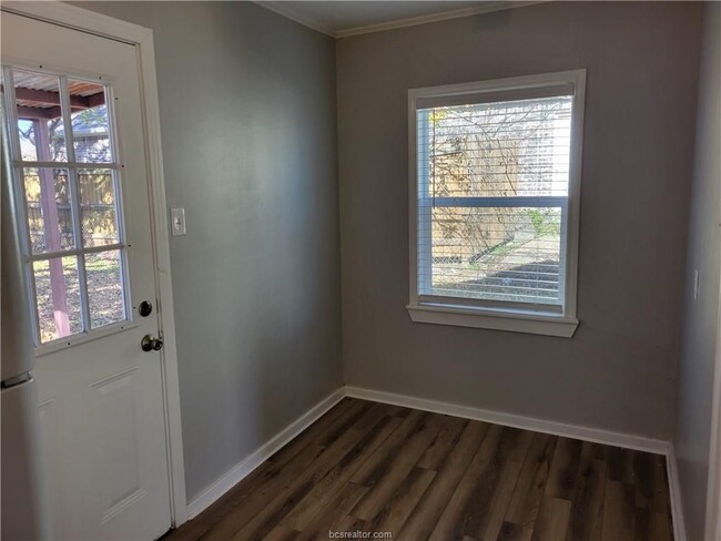 Building Photo - 308 Foch St