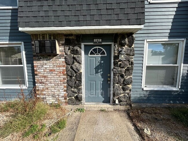 Building Photo - 147 Oak St