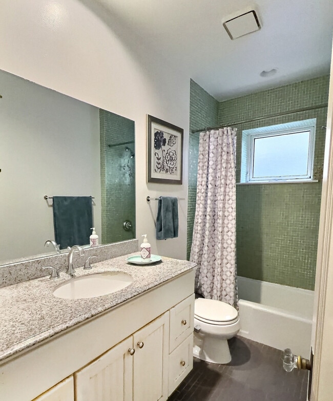 Building Photo - 2921 N Pine Grove Ave