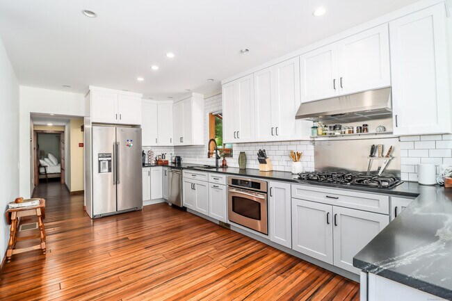 Building Photo - 5 Birch Ln