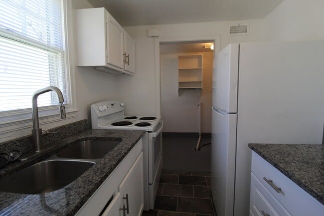 Building Photo - April FREE On This 2 Bedroom Duplex in North Kansas City