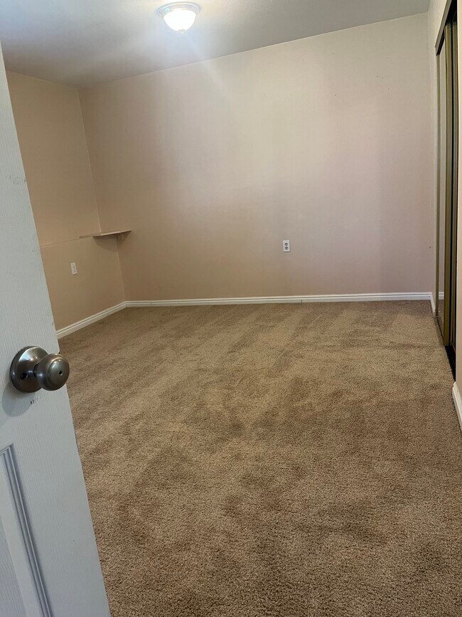 Building Photo - 7898 N Sparrowhawk Cir