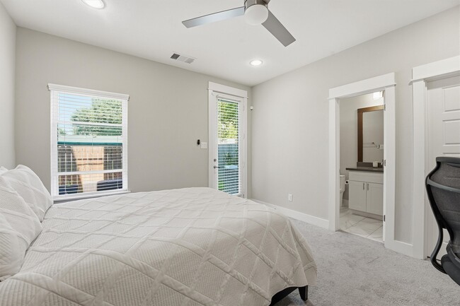 Building Photo - 2057 Sherwood Forest St